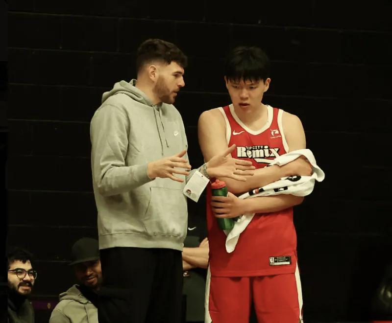 杨瀚森在发展联盟，所谓G联赛，那简直就是乱杀，神一样的存在，直接拿捏，游刃有余。