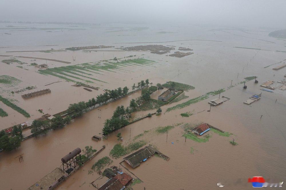 据朝中社报道，朝鲜领导人金正恩亲自指导受暴雨影响地区居民的救援和疏散工作。 ​​