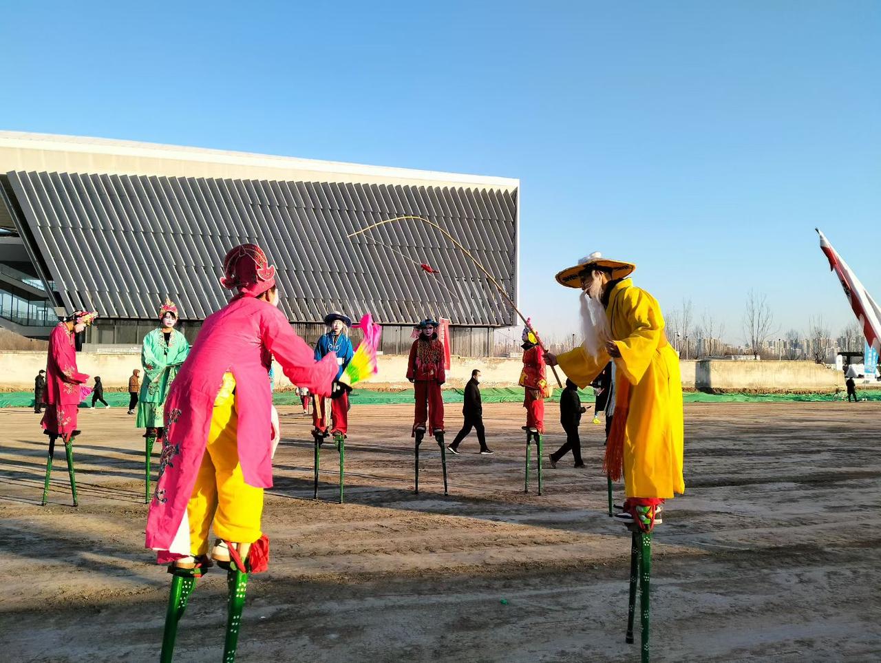 分享一张随手拍高跷