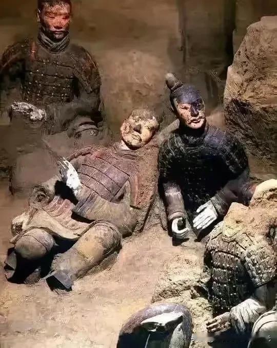 兵马俑刚出土的时候是彩色的人体，
一见阳光一接触氧气，
直接变成黑白的了。

没