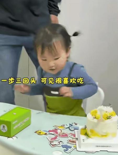 山东，爸爸举着蛋糕问候2岁女儿。她一眼相中，爸爸以为想独吞？没想到她0.01秒就
