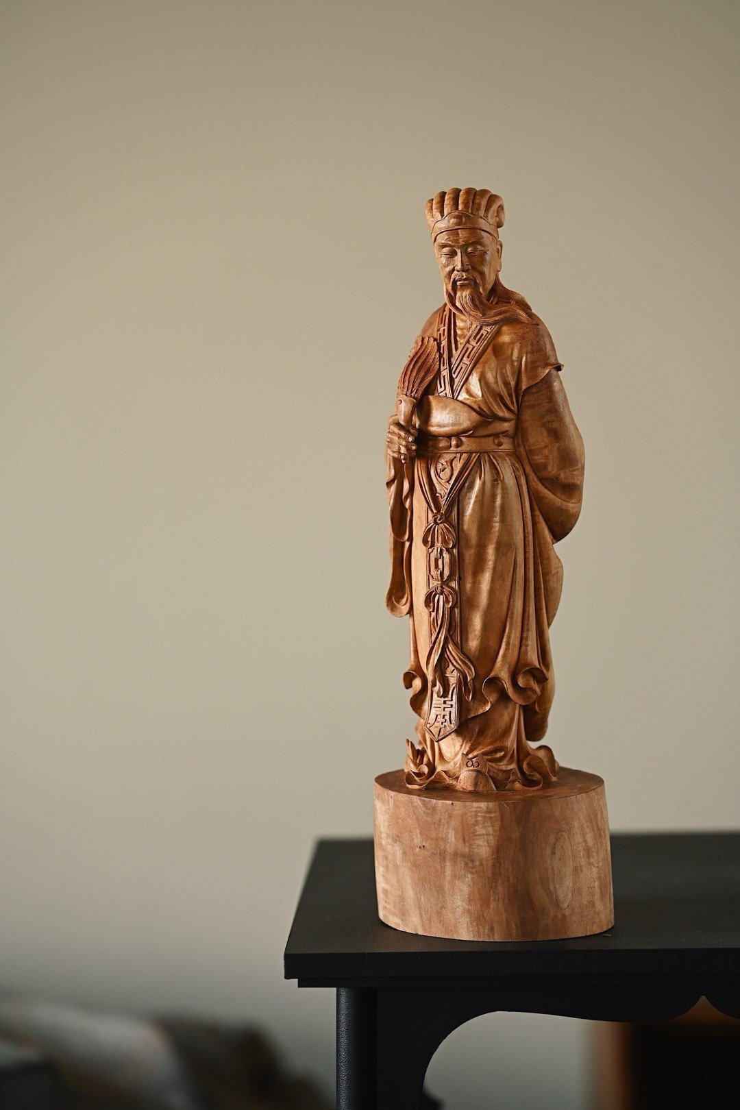 老山檀 | 诸葛亮出师一表真名世，千载谁堪伯仲间！手工刻画细腻生动，诸葛亮怡然站