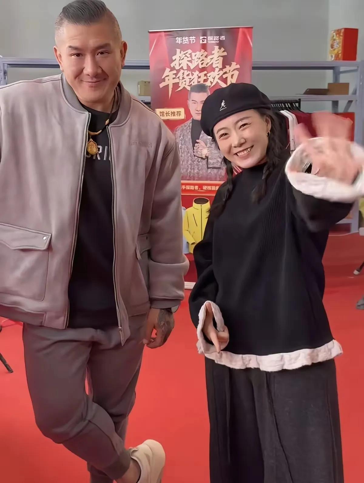 馆长直播间这波人气“跳水”也太猛了，从当初10万+在线的盛况，直接跌到2万左右，