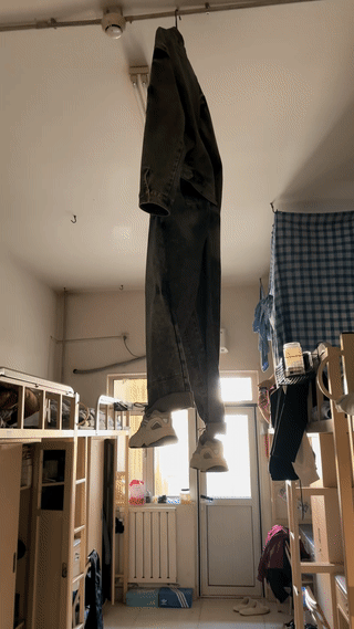 学校的宿管阿姨来到男生宿舍例行检查。
结果她刚一打开门就被眼前看到的这一切给吓了