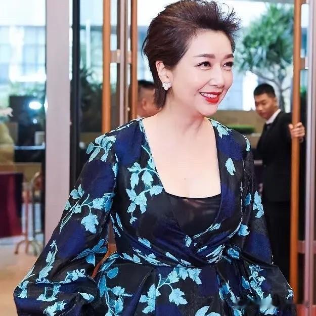 同样是52岁，差距咋这么大呢？

明星52岁仍然是光彩照人，城里女人52岁仍然漂