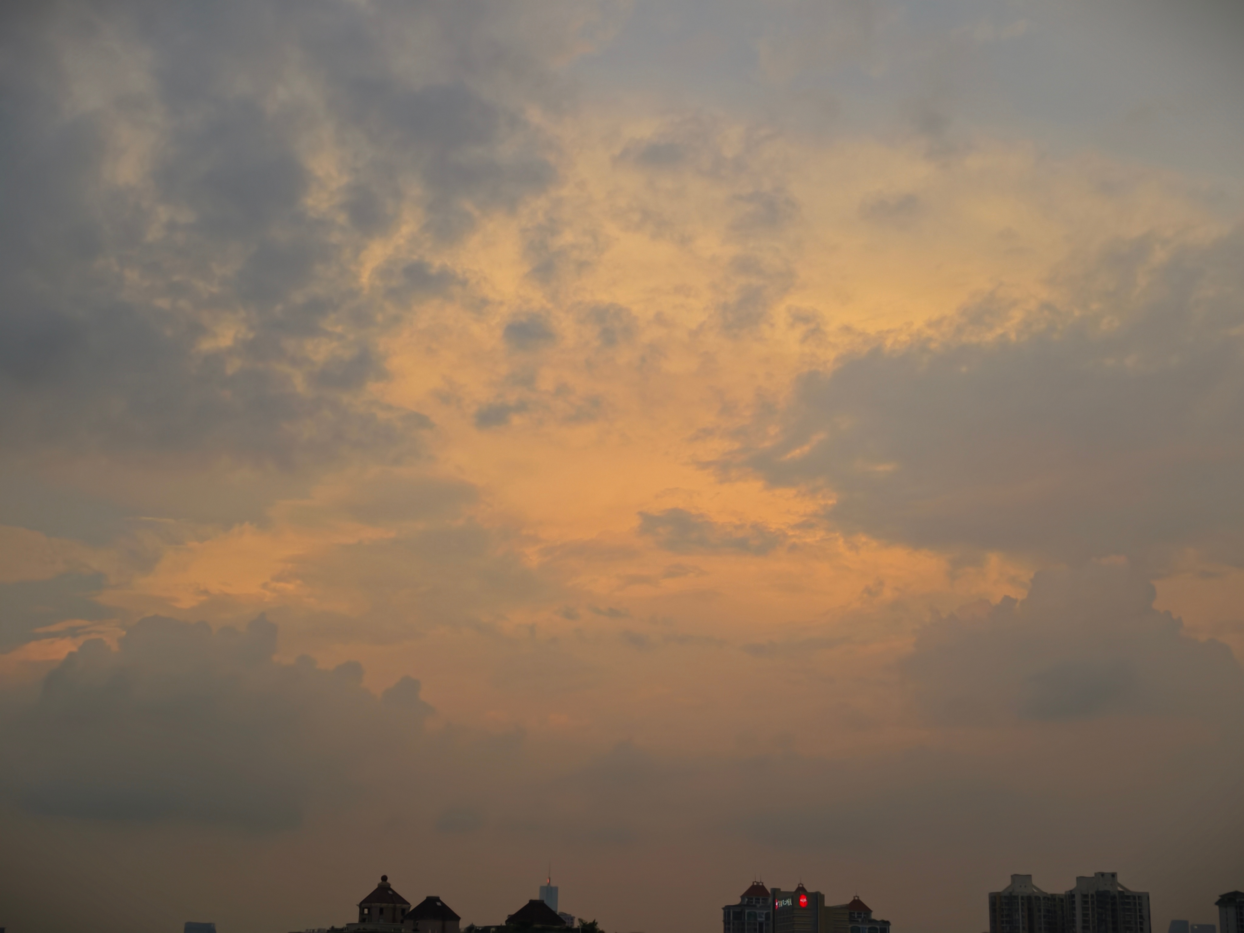 天空有点好看嘉昨天和我说，你以后死了我一定会给你烧很多纸哪怕你现在不是富婆，在天