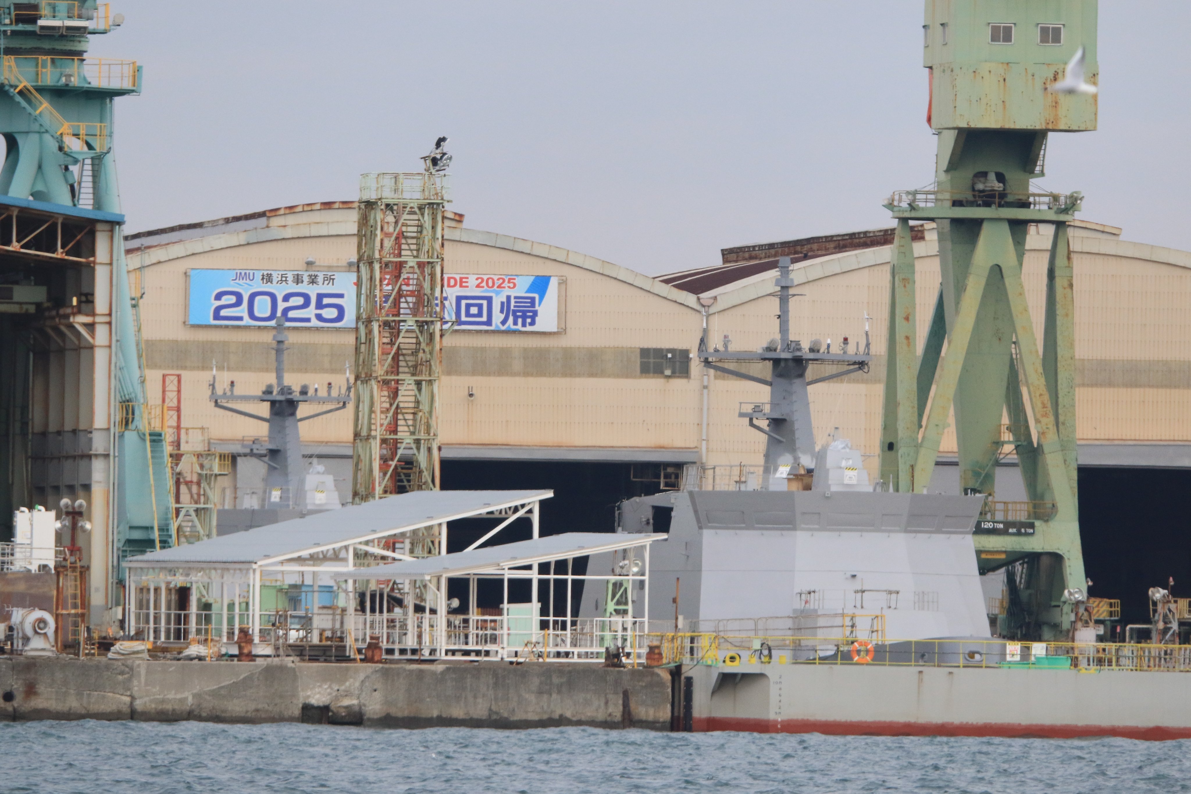 等待下水的海自OPV[哆啦A梦微笑]我个人觉得，OPV取名大概是草木名，很有可能