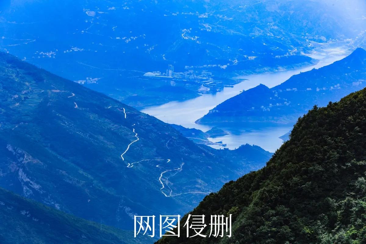 日月徘徊天不老
时光流淌地难荒