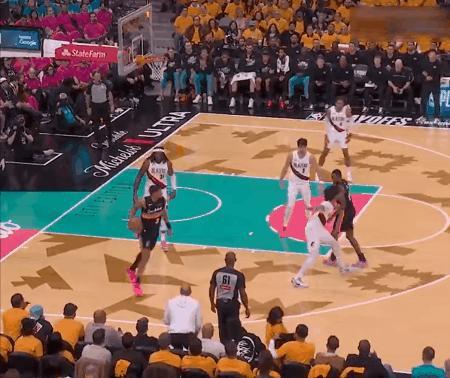 漂移三分，谁家中锋这样啊！

文班亚马生涯季后赛首秀，上来一点儿生涩的味道都没有