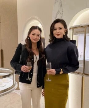 63岁关之琳现身澳门，正面看还是很漂亮，侧脸感觉有点点怪。不过，她的身材保持得很