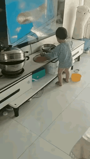 这么小就会颠勺了
爸爸是干厨师的吗？[泪奔]