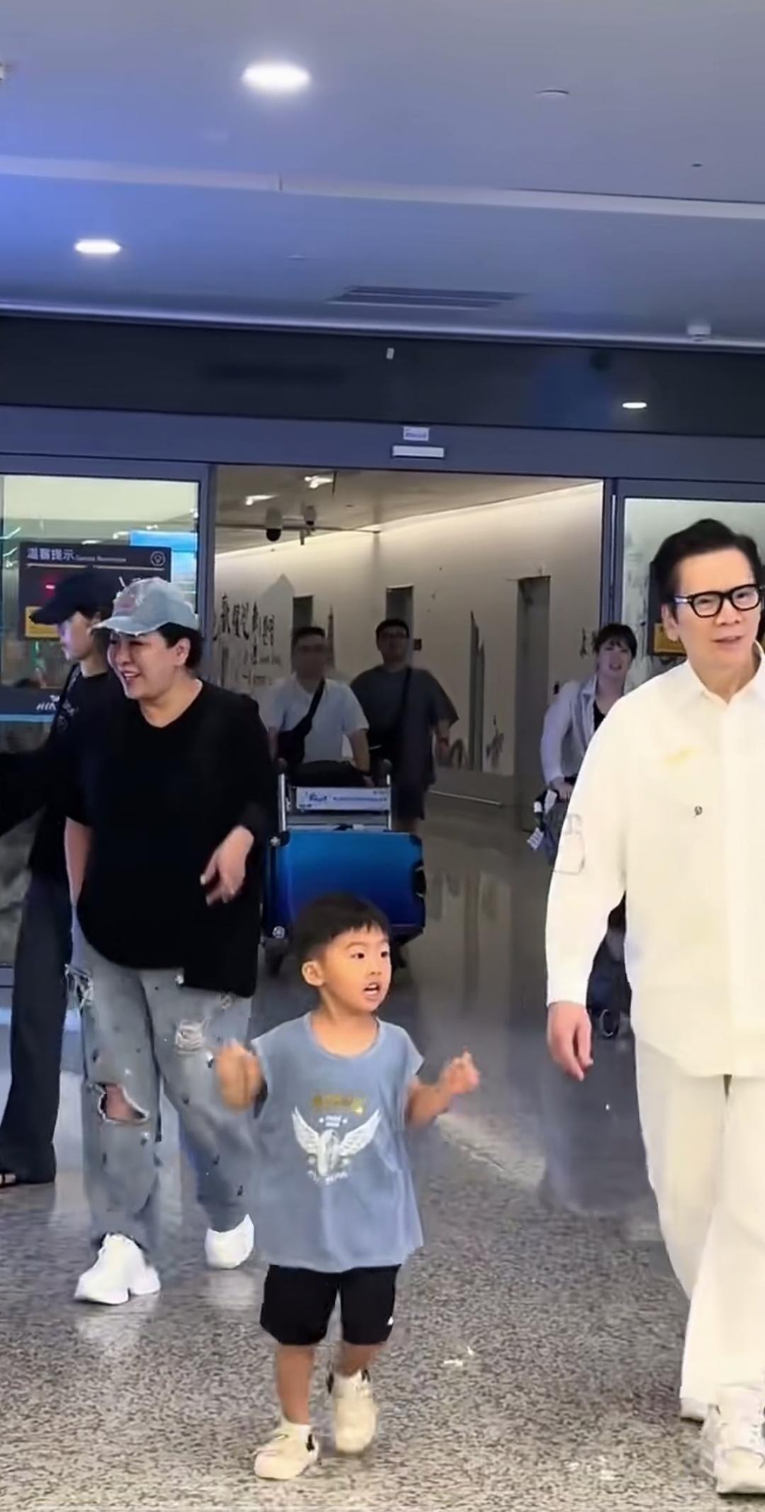 向华强一身白，太显年轻了，看起来和儿子同龄。