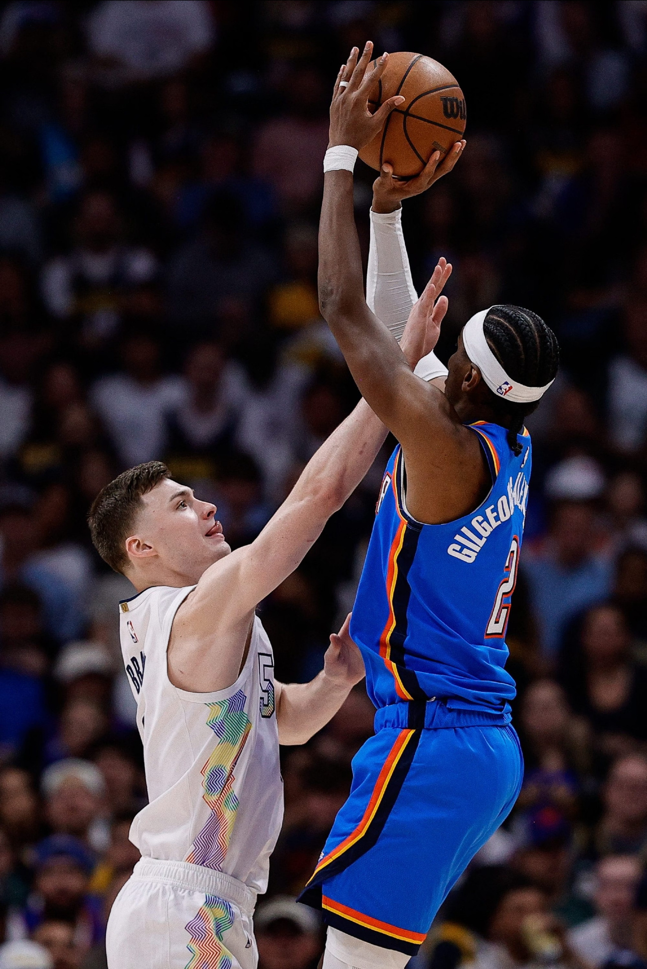 随着今日雷霆与快船的比赛结束，雷霆队球员亚历山大连续得分20+的场次已达到140