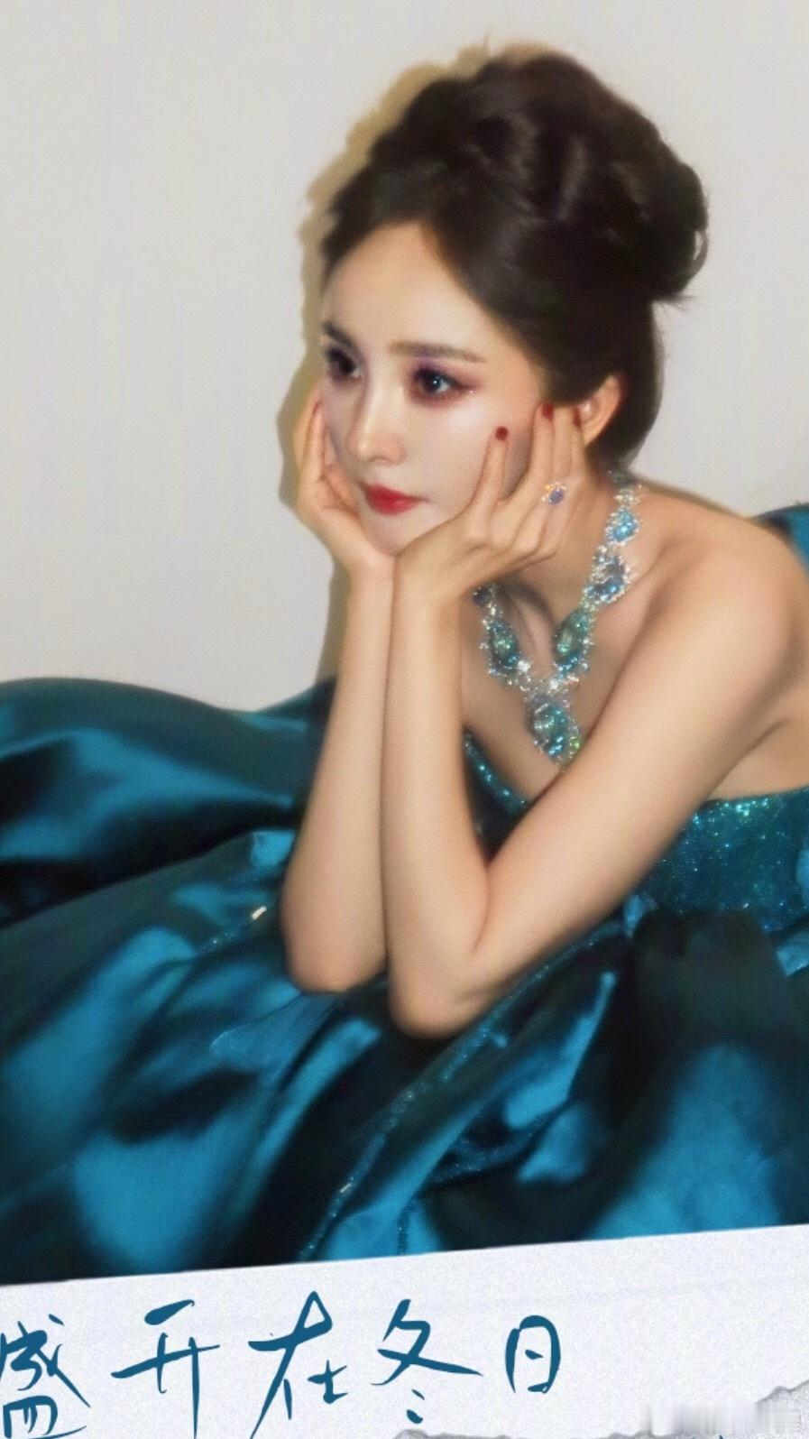 杨幂盛开在冬日 