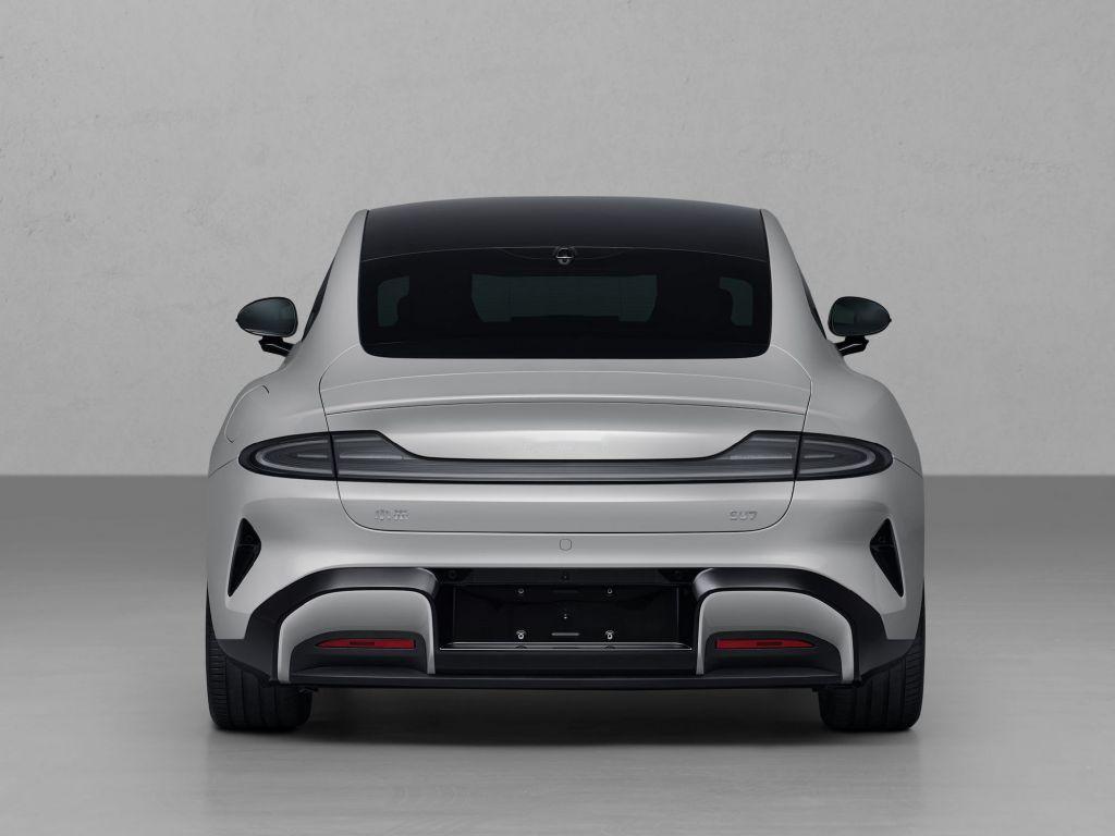 小米新SU7的证件照曝光，整体来说变化不大，但是加入了更多样式的轮毂可以选择。