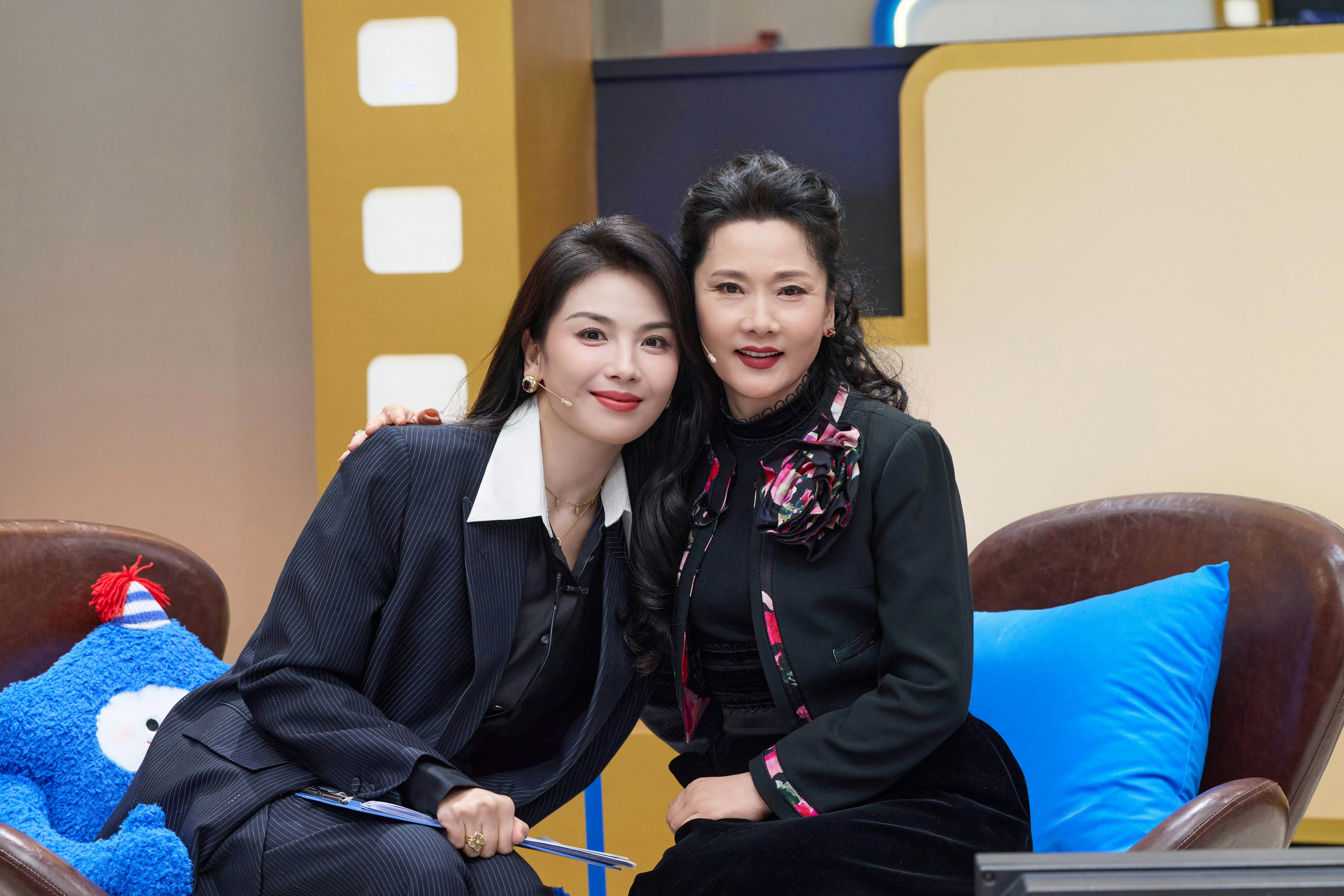 刘涛工作室怎么突然发合照了以前都没怎么见过发合照的 破案了，何赛飞老师是《桃桃小