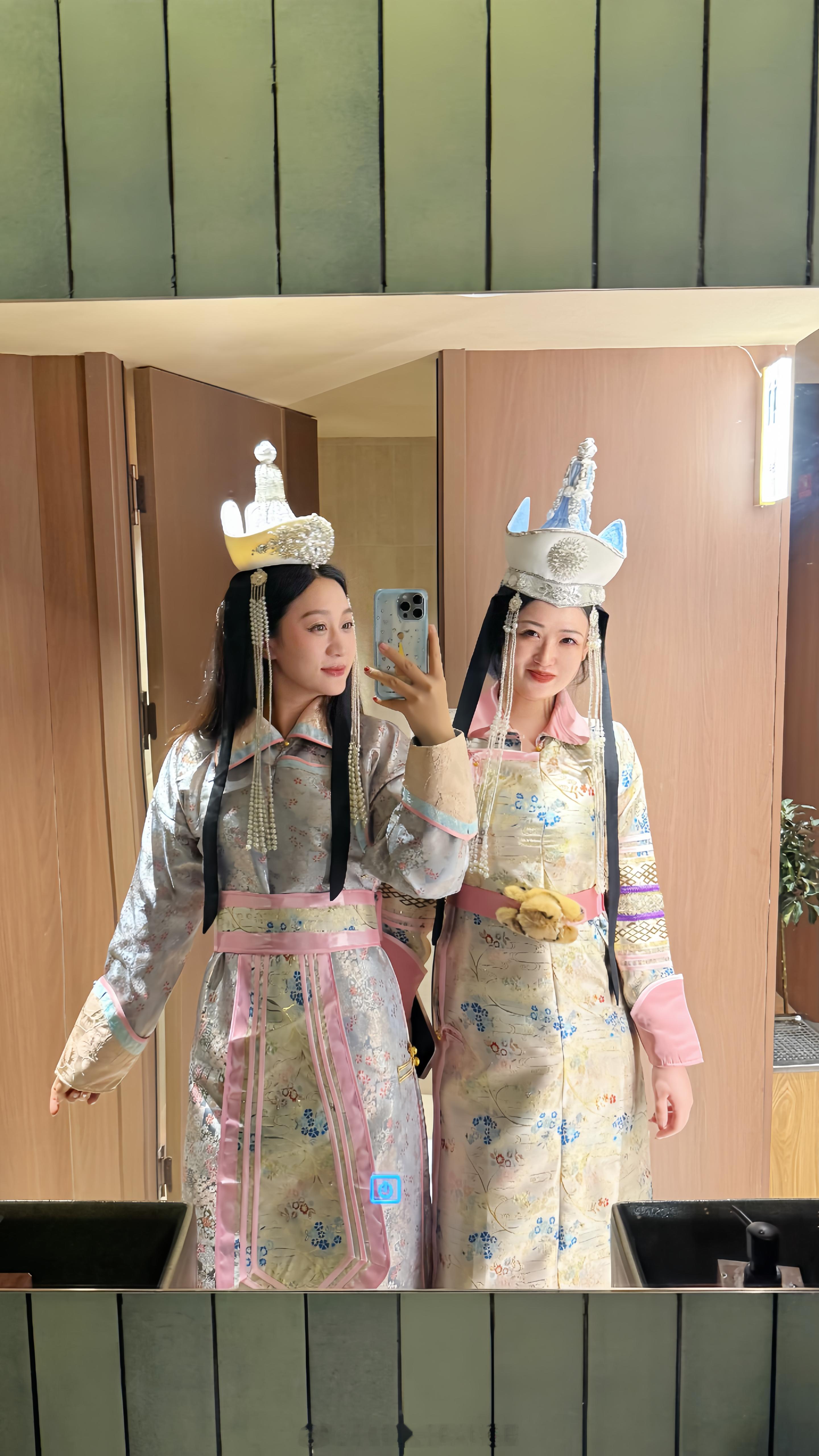 此时两位高贵的蒙古公主正在享用她的蒙古火锅brunch 乌海