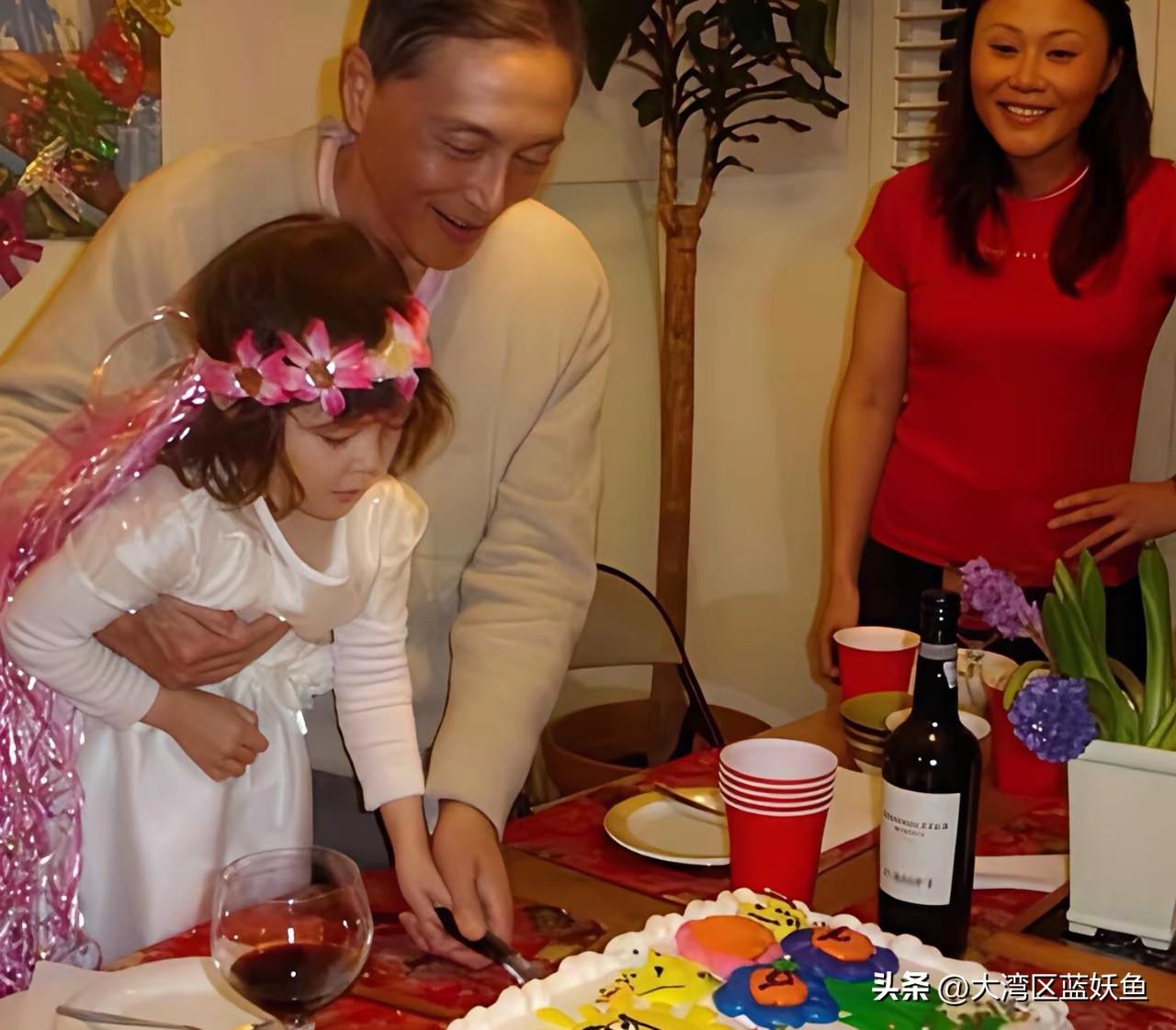 看谷爱凌小时候被爷爷抱着的照片，心都化了。小丫头肉嘟嘟的，爷爷把她护在怀里，眼神