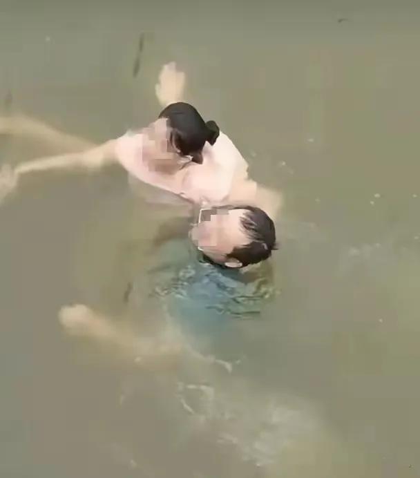 笑不活了！河北，男子见一女子落水，脱了衣服就跳进河里救人，结果游泳的时候把裤头游