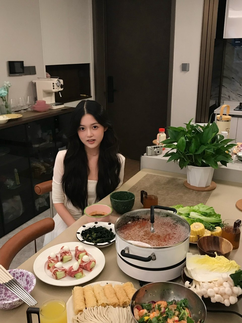 思慕社字母 把心事折成纸飞机，一架架丢出窗外。有的挂在电线上了，有的落在积水里。