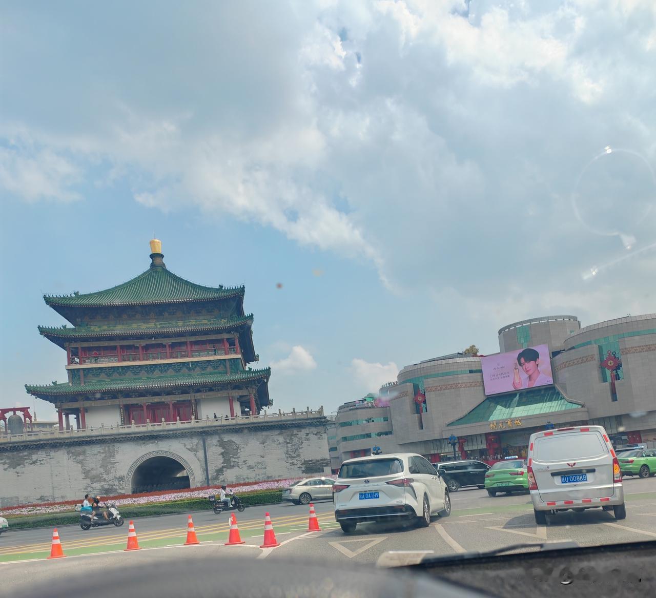 西安的气温又爆表了，潮热还要持续多久？！
        今天早上洗了个汗衫，中