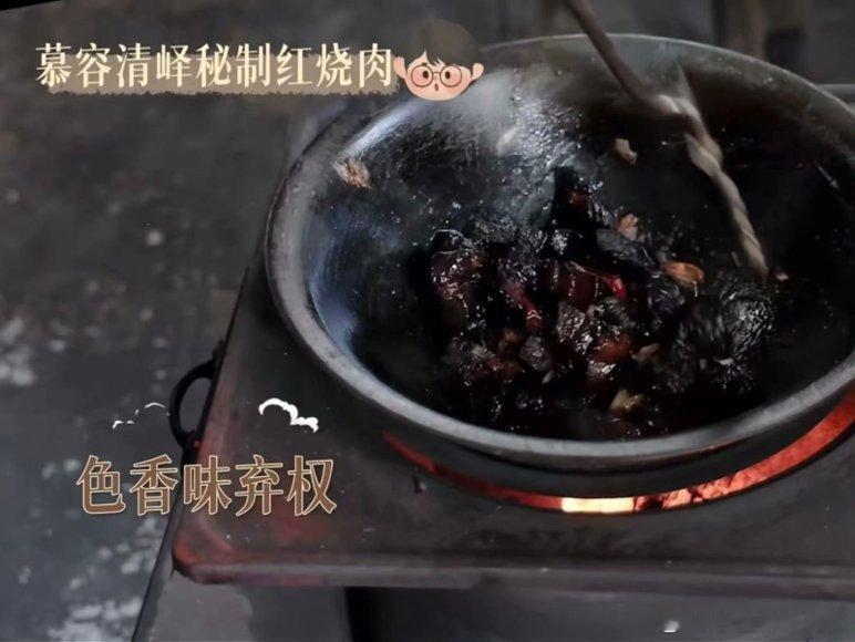 张凌赫不敢吃自己做的红烧肉 张凌赫做红烧肉主打一个宁焦勿生，这全熟度直接拉满，猪