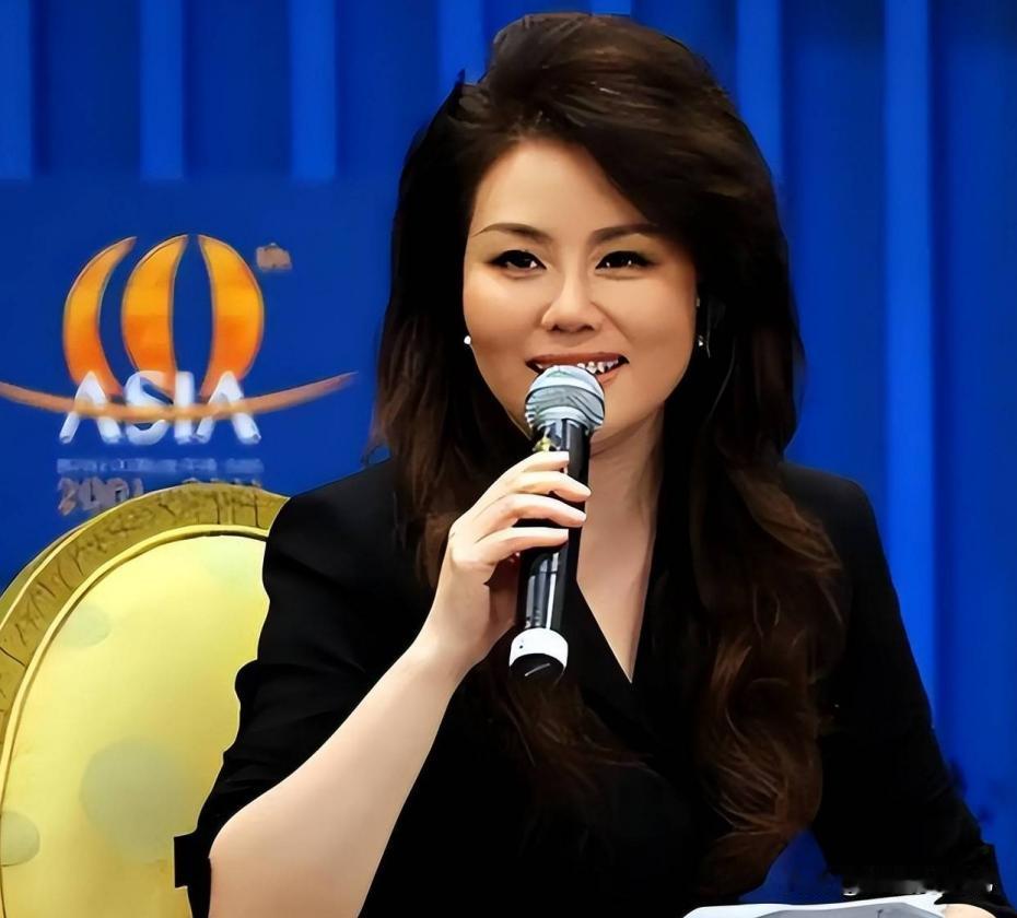 方静，央视女主持人。曾因同事一句话深陷“间谍门”，辟谣后真相大白，事业急转直下。