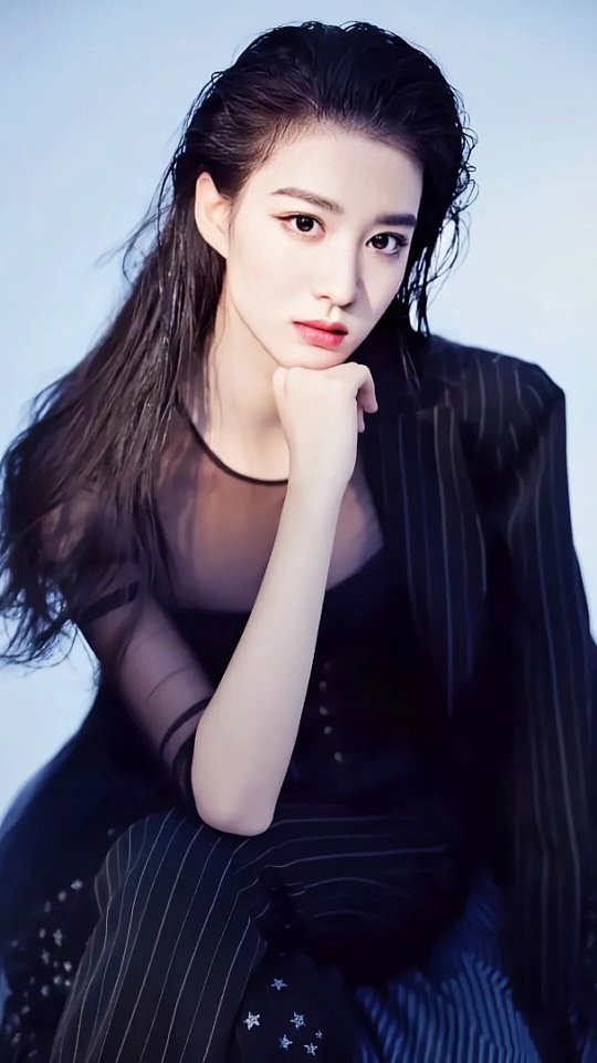 王楚然爆炸头常年扎根古装温婉美人、红毯贵气女神路线的王楚然，一头夸张爆炸头直接撕