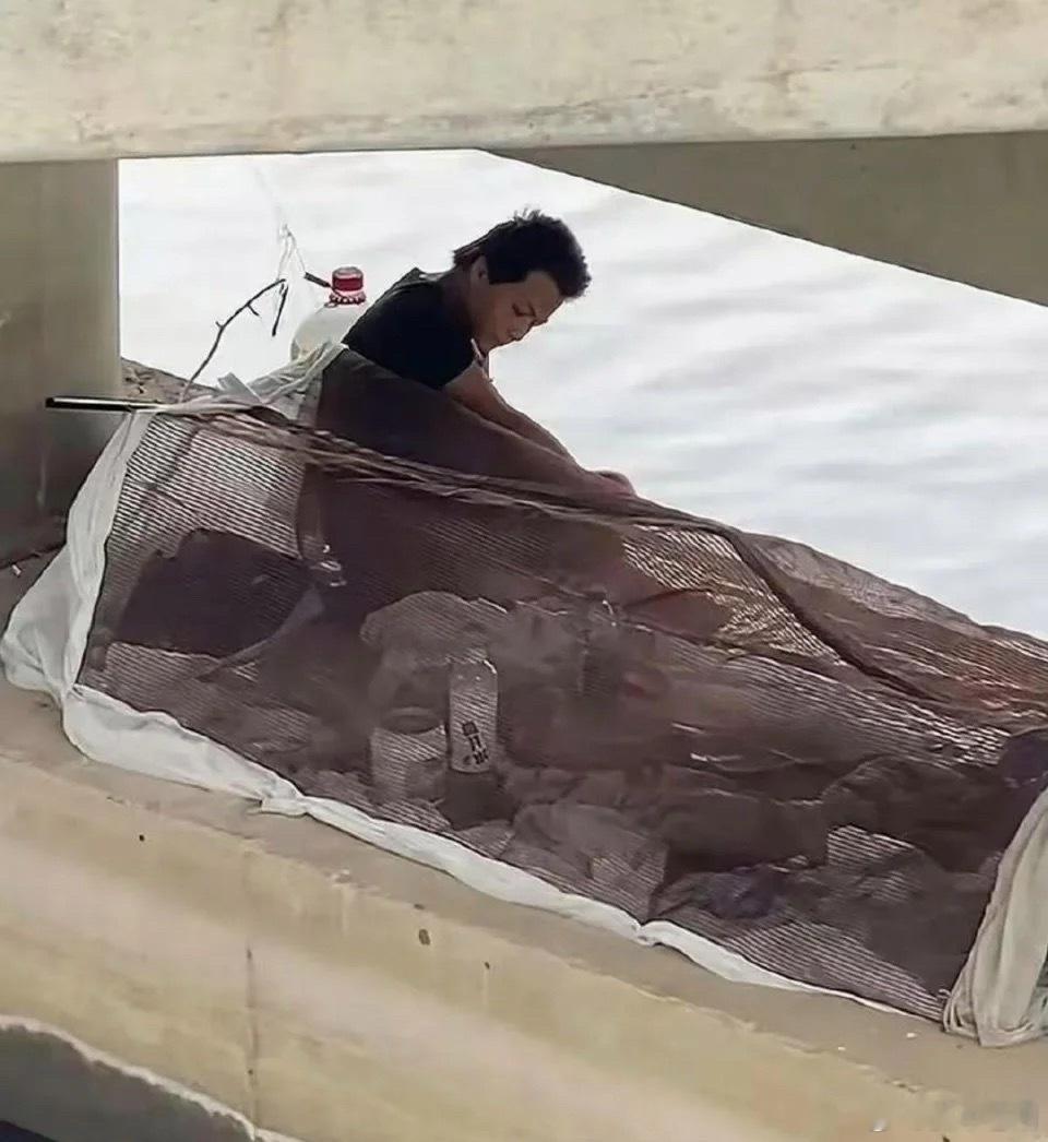 这哥们是有多大瘾…… 