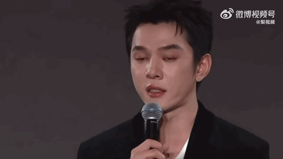 李佳琦说可能缺席两个季度直播李佳琦在外务工了，要缺席两个季度的直播。那后面几个重