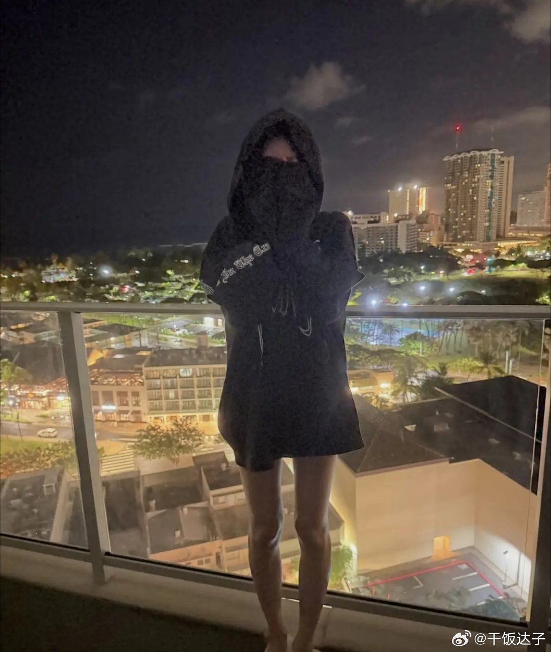她似乎很欣赏自己现在的样子 