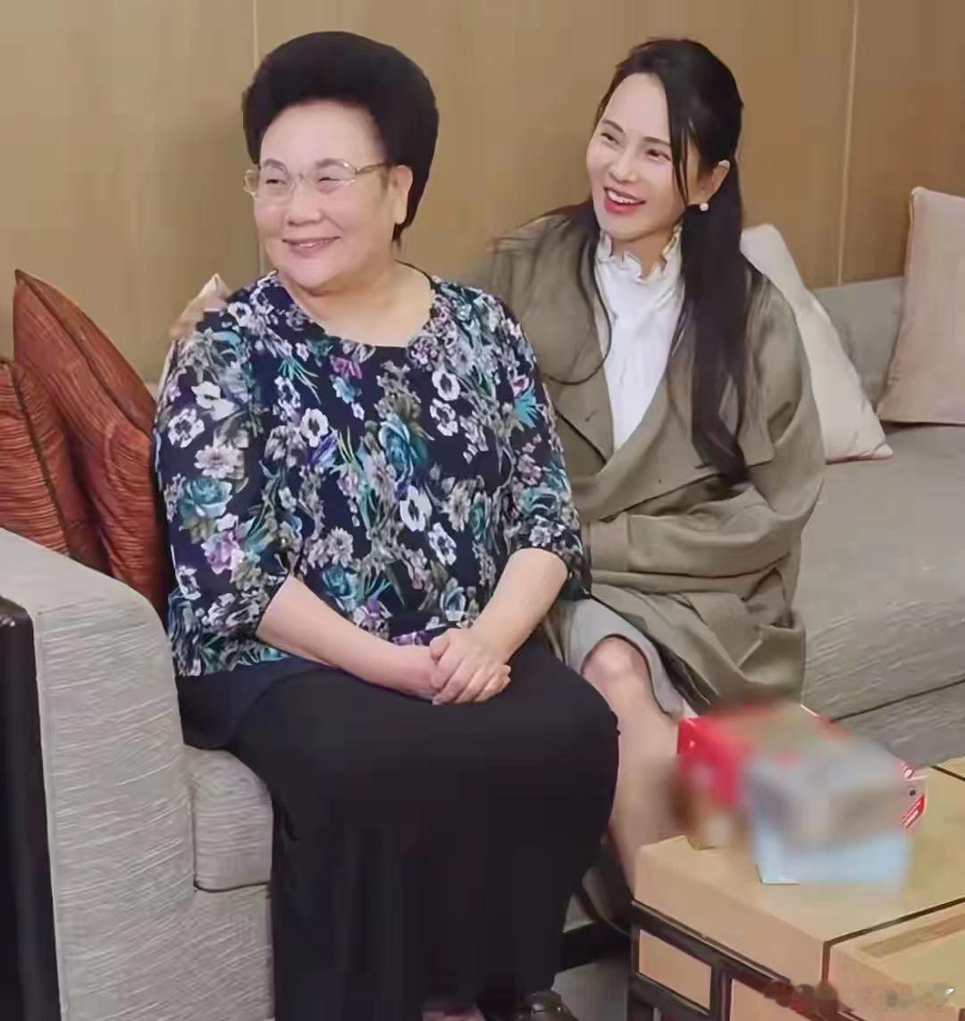 #秦昊妈妈带伊能静体验东北澡堂##伊能静跟婆婆去东北澡堂vlog# 伊能静和婆婆