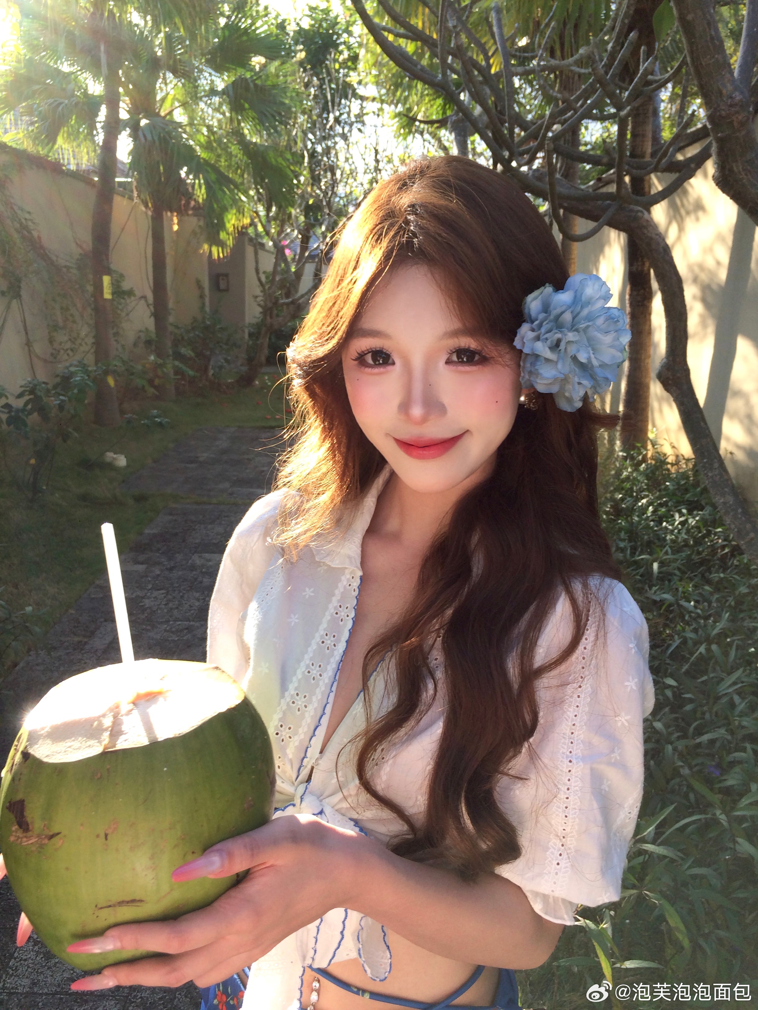 生命是蓝绿交织的玻璃夏色 