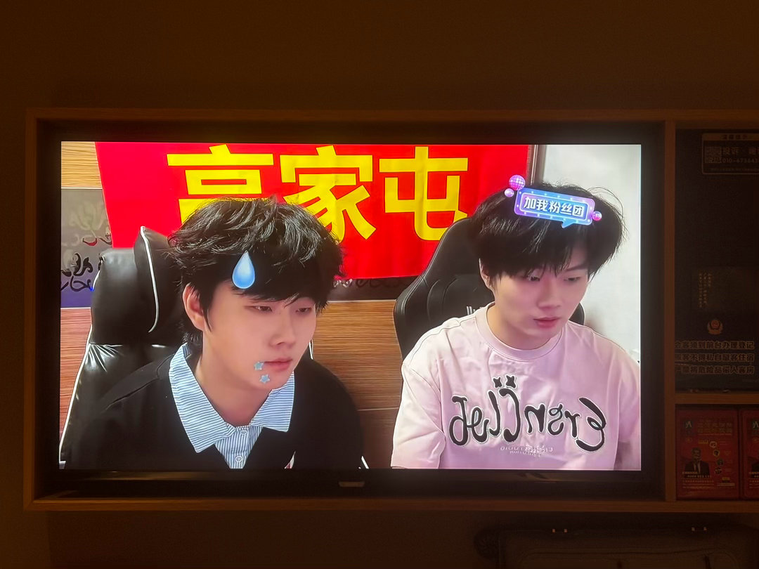两个人一看视频就发狠了忘情了打包的手也慢下来了 