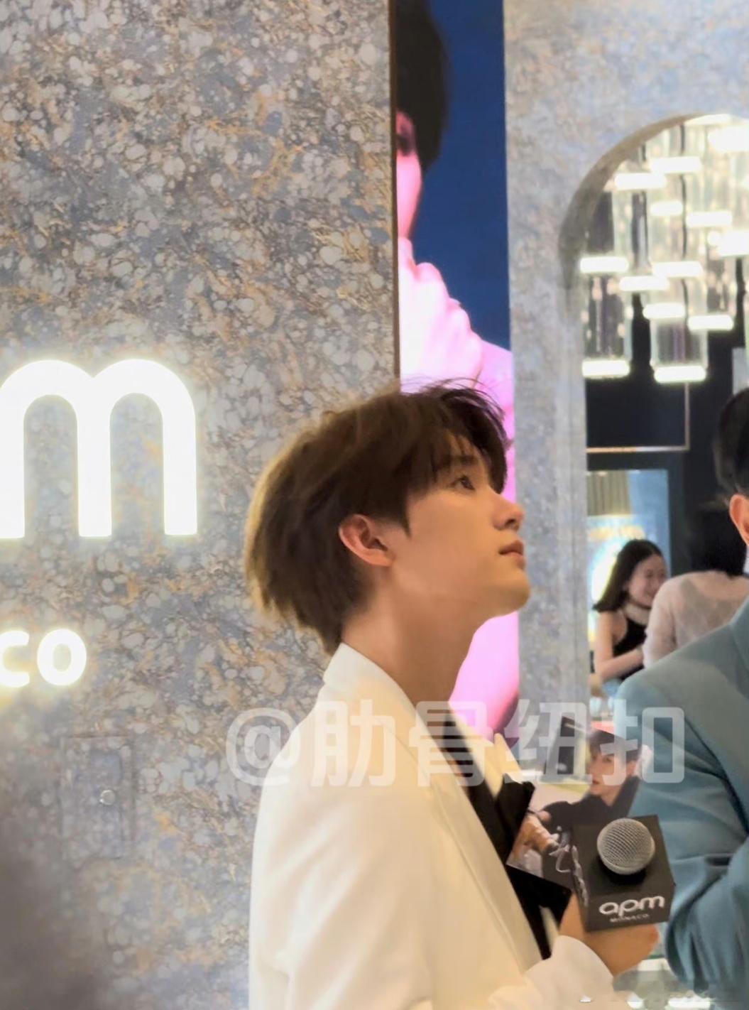 纯生图下的状态都这么好，还有这个笑容真的甜到我心里去了[爱你]#周翊然[超话]#