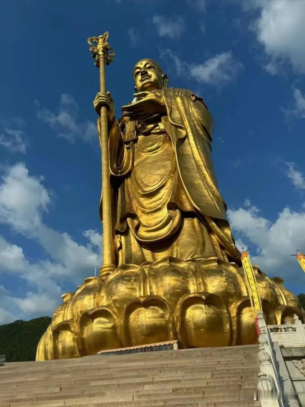 农历七月二十九，恭迎九华山金地藏圣诞
 
每到农历七月，九华山神光岭下便香火如云