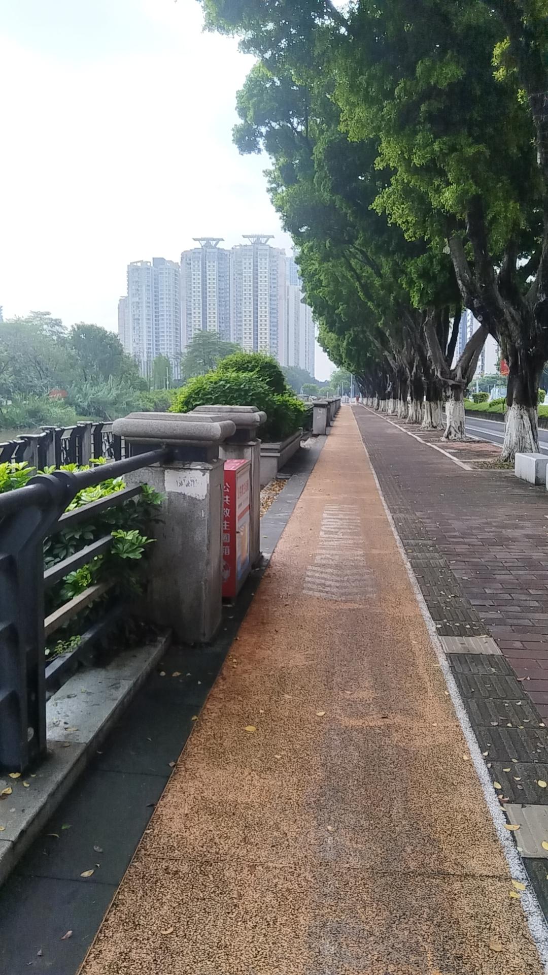 小区一对开了20多年发廊的夫妻，最近看到他们收款，也感到奇怪了，他老婆剪完头发，