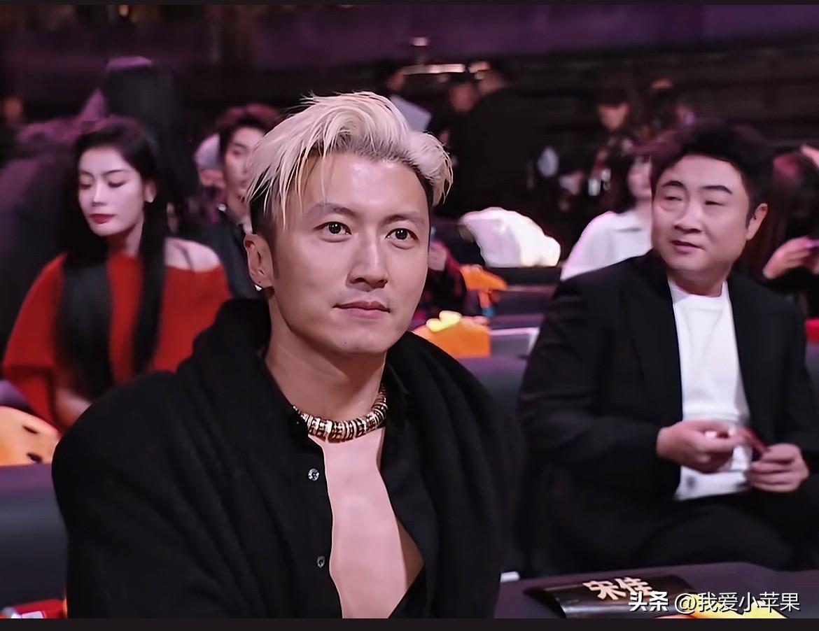 乔杉终于跟谢霆锋换座了。
之前谢霆锋坐前排，乔杉用他的小眯眯眼一扫过去，立马几万