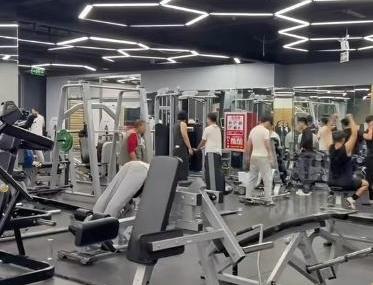 上海一44岁已婚男子，看上健身房24岁前台小姑娘，之后两人在出租屋发生关系，13