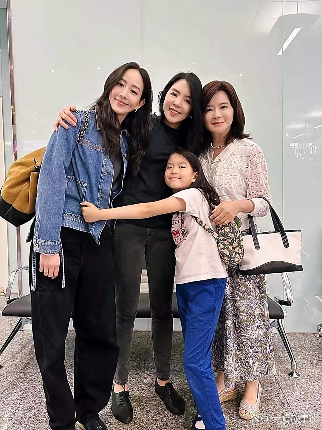 张钧甯和妈妈、姐姐、外甥女一起逛街，她家的基因真好，三代人都长得很漂亮，妈妈看着