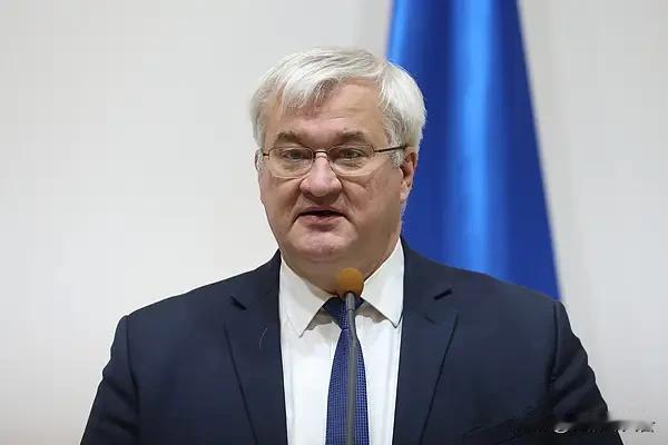 就在刚才，基辅传出新动静！
1月27日，乌克兰外长瑟比加对外放话，总统泽连斯基已