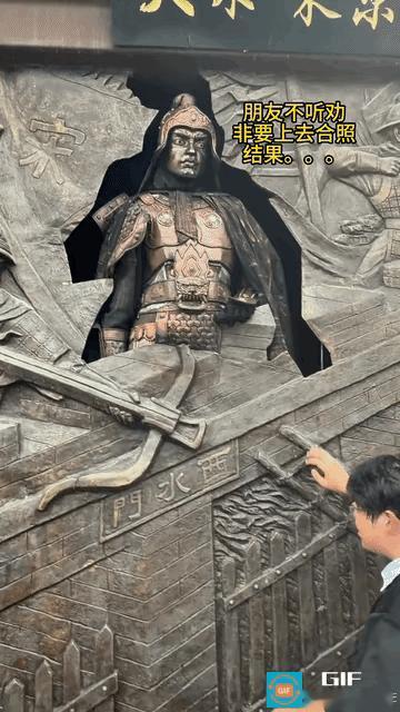 “笑不活了”一男子和朋友去清明上河园玩，看到了一个铜像，他上前去合影，接下来发生