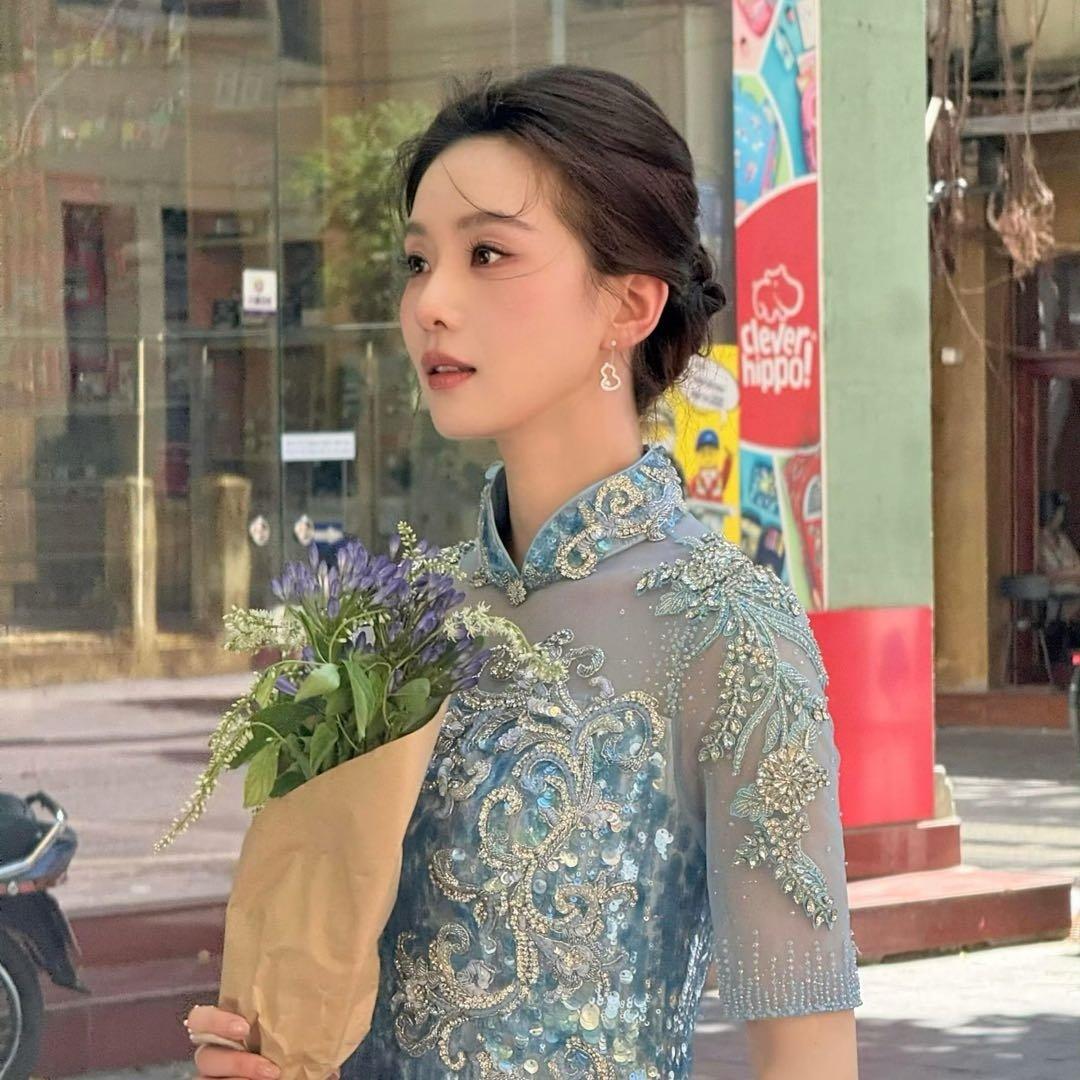 这才是美人！苏轼说的“冰肌玉骨清无汗，水殿风来暗香满”，这一刻具象化了。看到刘诗