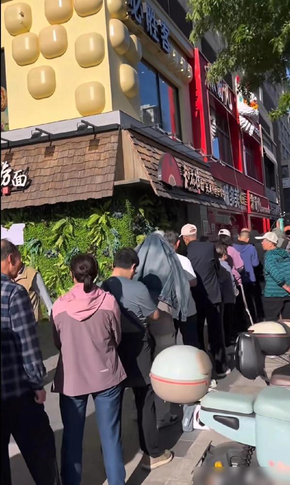 味多美门口排起了长队，不是味多美生意好起来了，而是他们在搞活动——免费送老婆饼。