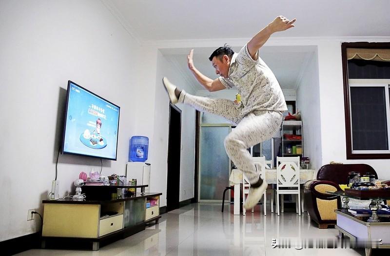 春节宅家，有不少好选择。电影方面，《雄狮少年》值得一看。男孩阿娟留守故乡，因瘦弱