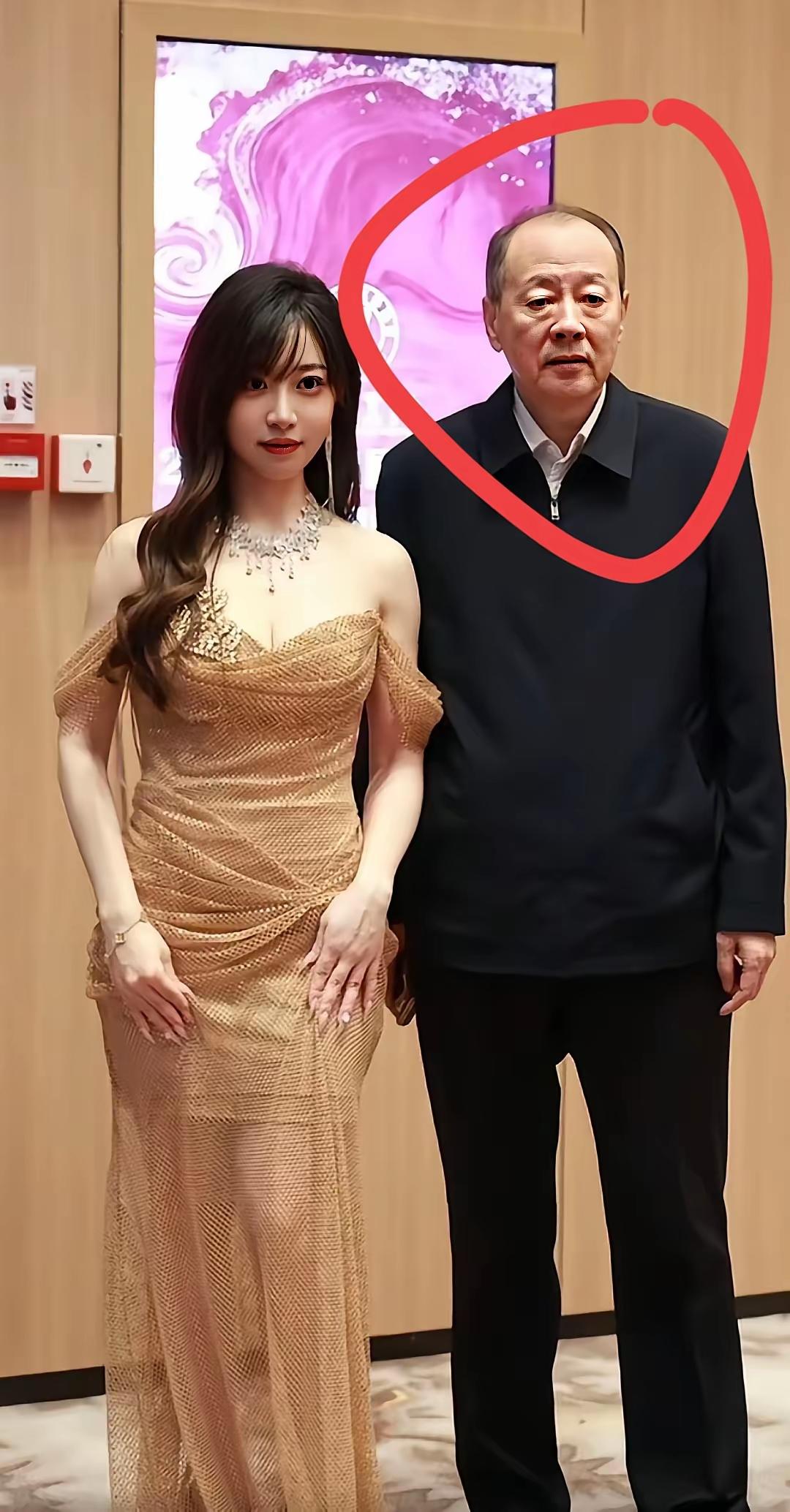 我敢说，年轻人可能都不认识这位老前辈，能一眼认出来的人，绝对是骨灰级老影迷！他出