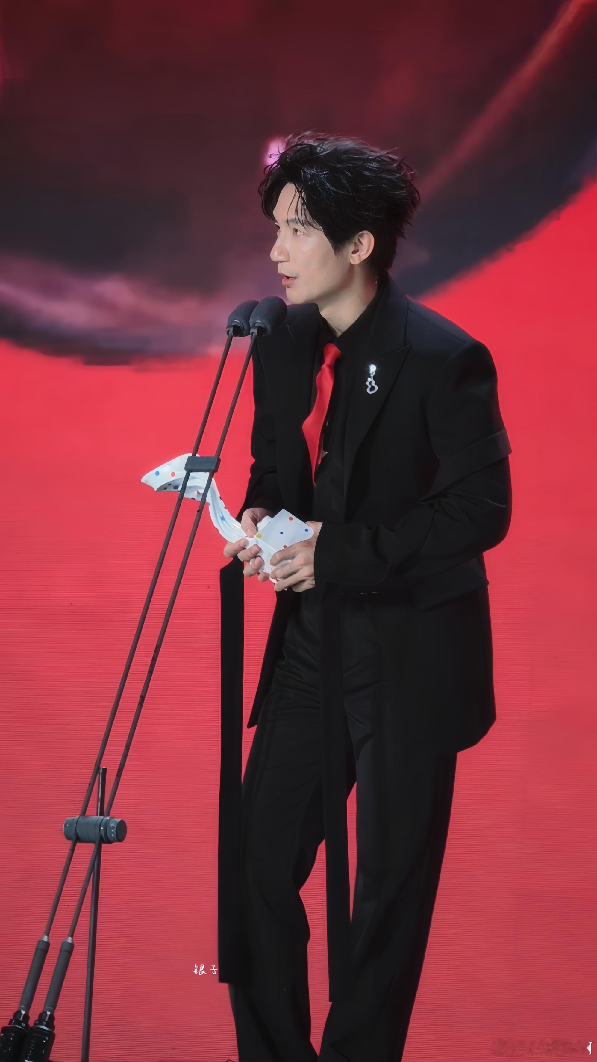 恭喜陈楚生获得2026 BAZAAR GALA年度男歌手[鲜花][鲜花][鲜花]