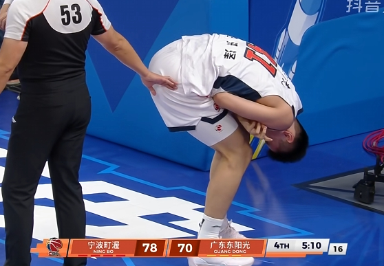 王洪泽这是被反关节了。。。。。。希望没事。宁波男篮vs广东男篮