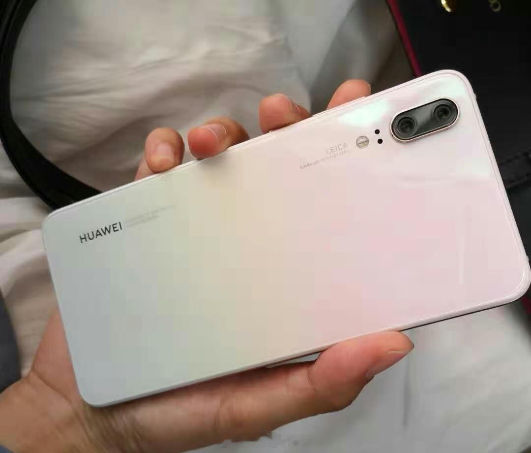 感觉渐变色才是Pura系列本该有的颜色，P20珠光贝母色和P30的天空之镜当时真