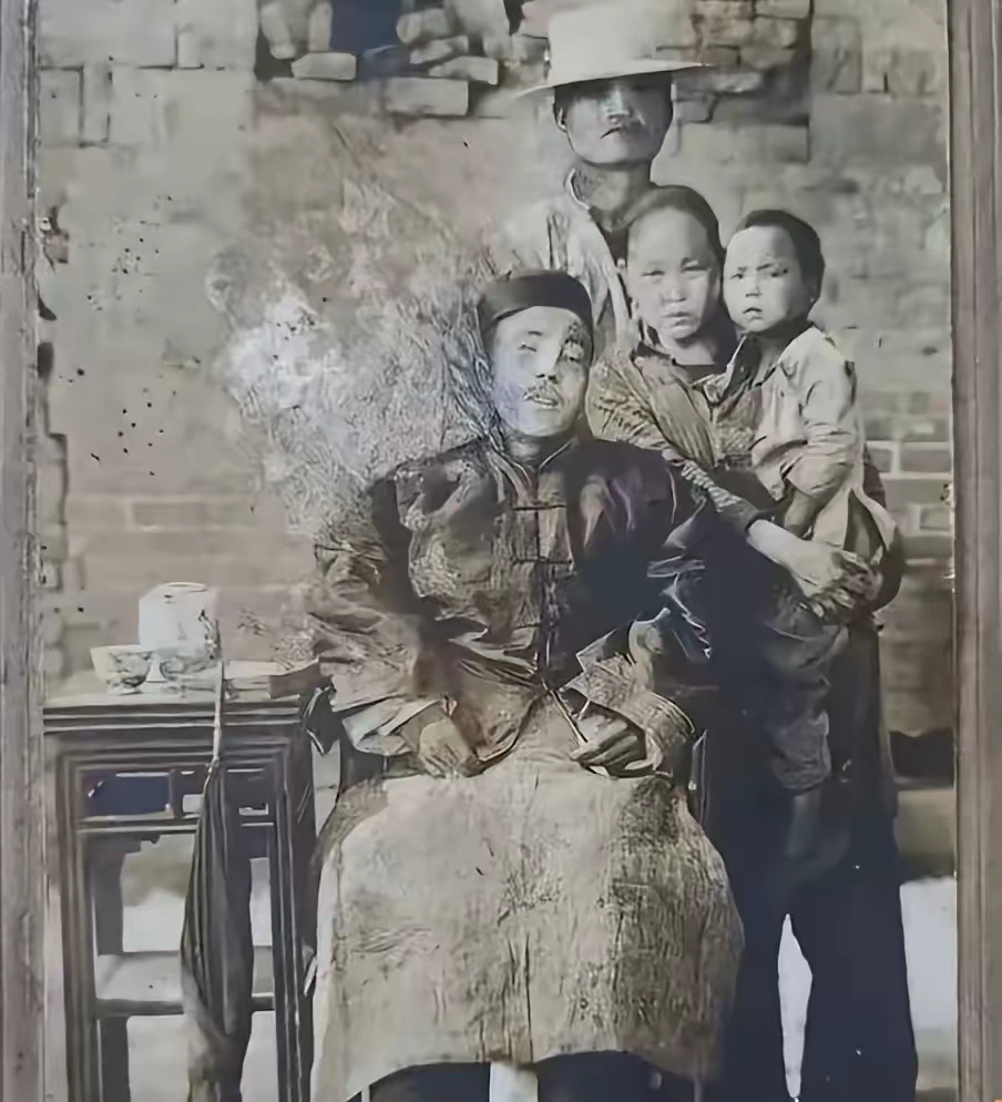 这是一张跨越生死的合影留念。端坐在前方双目紧闭的的，是在拍照前就牺牲的革命烈士。